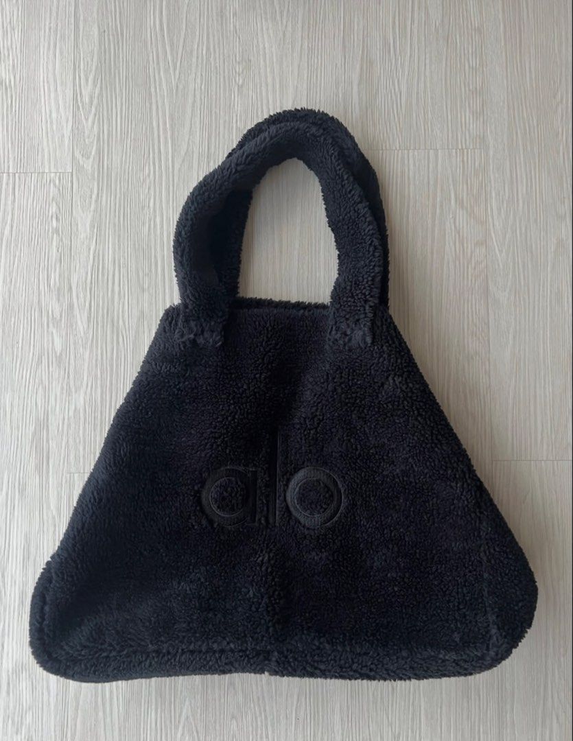 S$ 450 Alo Foxy Sherpa Tote Bag - Black (Category: Activewear) located in Singapore. Submitted by twentiethmarch (Listing ID 1433446507, Image 2). Description: .