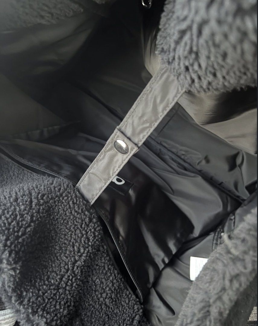 S$ 450 Alo Foxy Sherpa Tote Bag - Black (Category: Activewear) located in Singapore. Submitted by twentiethmarch (Listing ID 1433446507, Image 3). Description: .