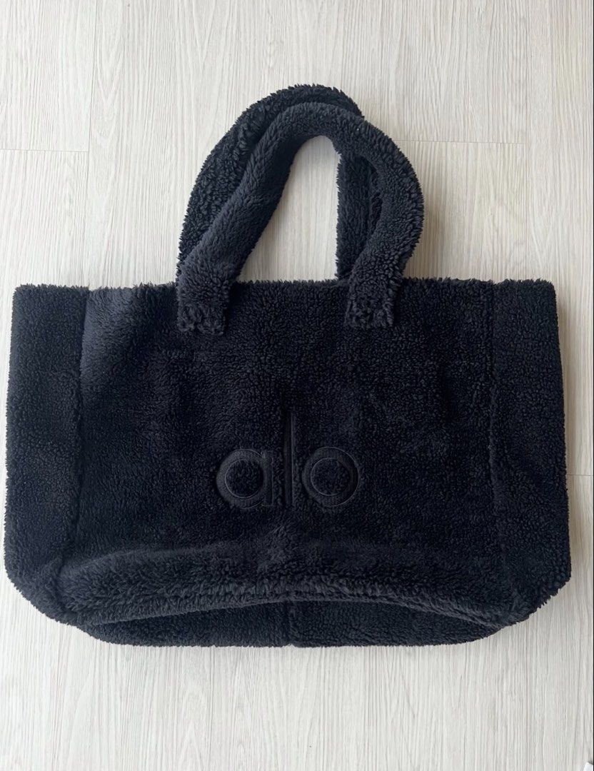 S$ 450 Alo Foxy Sherpa Tote Bag - Black (Category: Activewear) located in Singapore. Submitted by twentiethmarch (Listing ID 1433446507, Image 1). Description: .