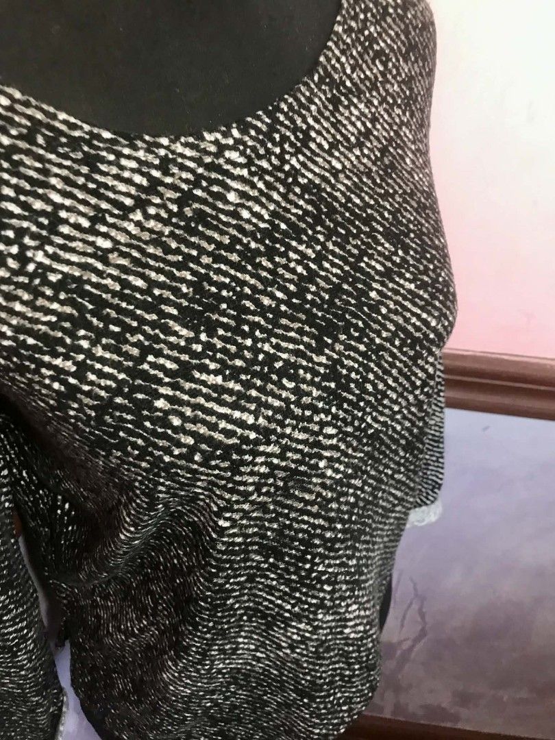 Shadow Loose Top (Category: Blouses) located in Cebu City. Submitted by alwayssecondoption (Listing ID 1418465556, Image 3). Description: Pre-owned item from my personal wardrobe (not thrifted/ukay). Well taken care of, in good condition. RFS: Decluttering.