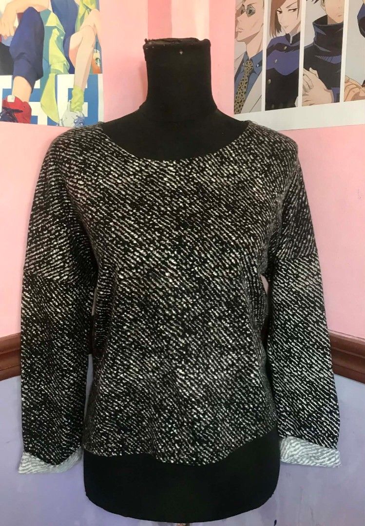 Shadow Loose Top (Category: Blouses) located in Cebu City. Submitted by alwayssecondoption (Listing ID 1418465556, Image 1). Description: Pre-owned item from my personal wardrobe (not thrifted/ukay). Well taken care of, in good condition. RFS: Decluttering.