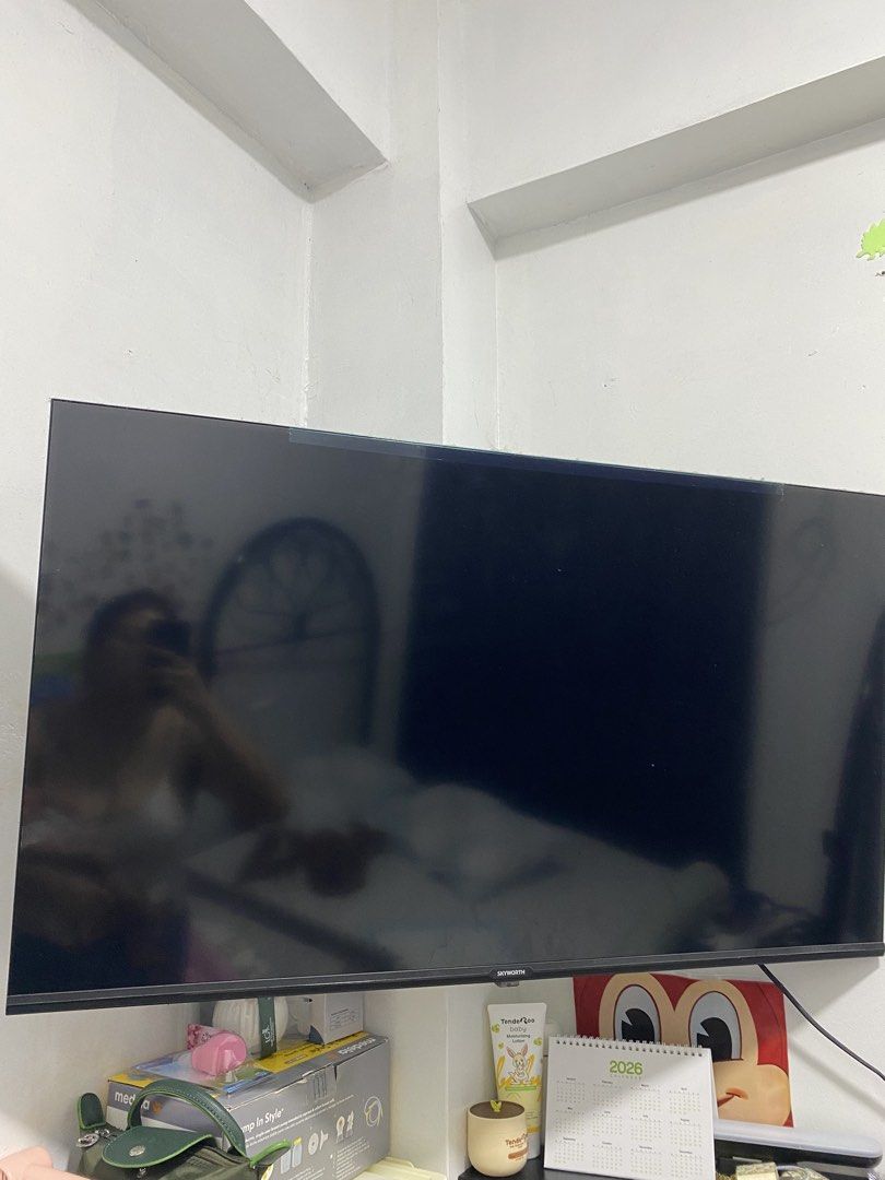 Skyworth LED TV (Category: TV) located in Manila. Submitted by MariaSiladna2256 (Listing ID 1433562713, Image 1). Description: - Skyworth LED TV - Wall-mounted - Flat-screen -smart tv -good as new -no issue *extra tv only sa room only kaya di nagagamit masyado pang kids lang..