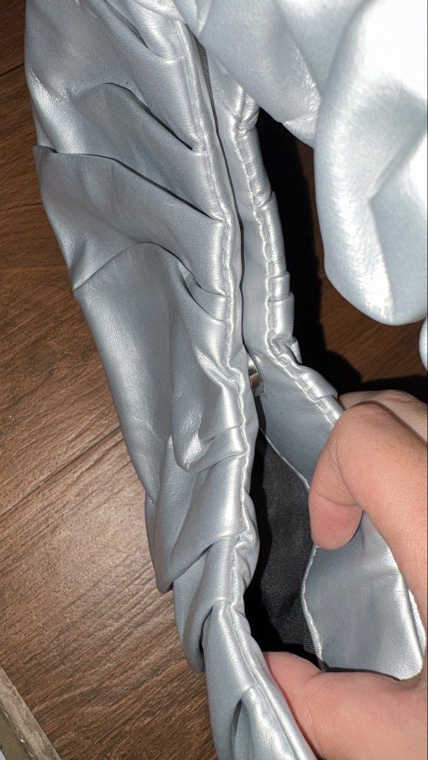 Sliver shoulder bag (Category: Purses & Pouches) located in Mexico. Submitted by ivorybyfifth (Listing ID 1433483952, Image 2). Description: Used once for an event.