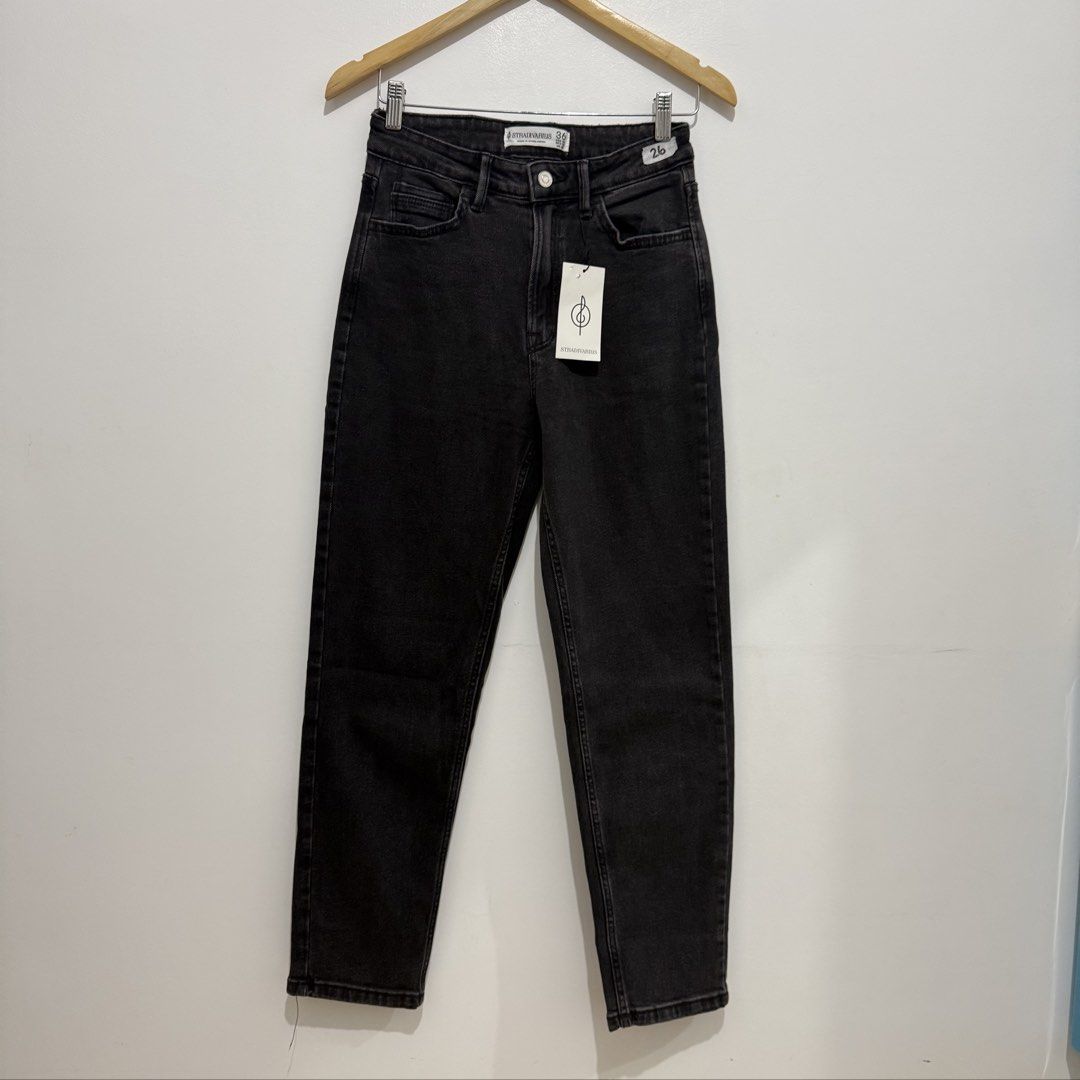 Stradivarius Black Denim Mom Jeans (Category: Jeans) located in Sanchez-Mira. Submitted by purecloud.em (Listing ID 1433575555, Image 1). Description: - Stradivarius black denim jeans - Size 26 - High-waisted - Made in Bangladesh - Original tags included - Classic five-pocket design - Button and zipper closure - No issue.