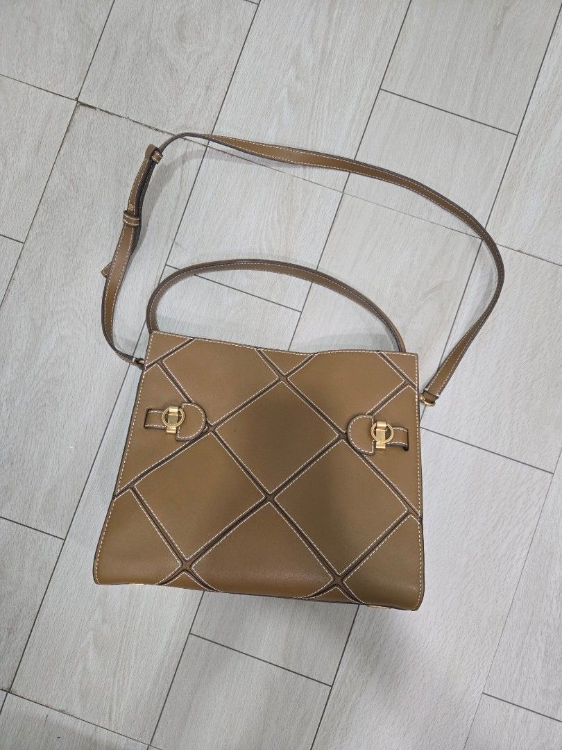 Tory Burch Crossbody Bag (Category: Luxury Bags & Wallets) located in Manila. Submitted by aynatpc (Listing ID 1433512151, Image 2). Description: - Diamond-patterned crossbody bag - Flap closure with gold-tone clasp - Adjustable long strap - Interior zippered pocket - Neutral brown color.