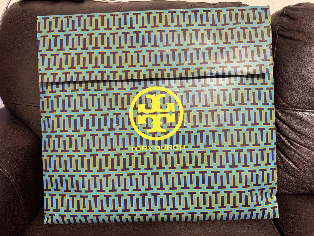 Tory Burch Paper Bag (Category: Luxury Bags & Wallets) located in Manila. Submitted by clutterfreeera (Listing ID 1433413390, Image 1). Description: Xl snap closure - dimensions ( 20”L x 18”H x 6” bottom ) -please see actual pics posted before buying .