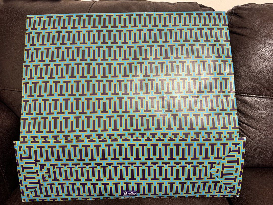 Tory Burch Paper Bag (Category: Luxury Bags & Wallets) located in Manila. Submitted by clutterfreeera (Listing ID 1433413390, Image 2). Description: Xl snap closure - dimensions ( 20”L x 18”H x 6” bottom ) -please see actual pics posted before buying .