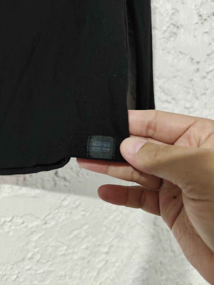 Uniqlo extra warm black shirt (Category: Longsleeves) located in Bacoor. Submitted by sayd17 (Listing ID 1433563471, Image 3). Description: condition 10/10.