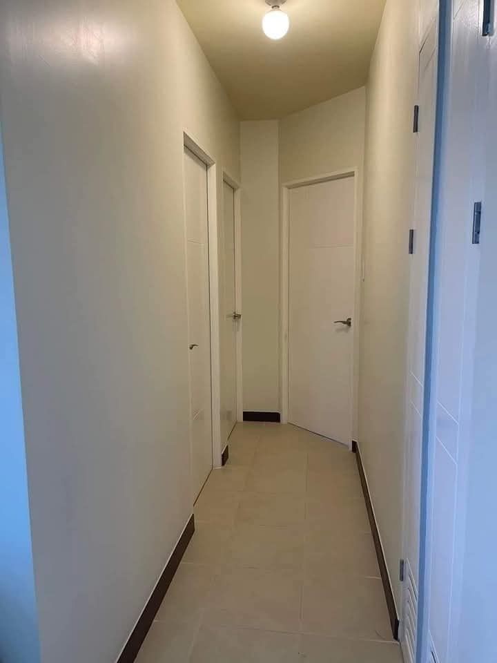3 Bedroom Unit Brixton Place Brent Tower (Category: Apartments & Condos) located in Pasig City. Submitted by BrokerDorenFerran (Listing ID 1433613084, Image 3). Description: FOR SALE!!! Brixton Place Brent Tower Kapitolyo, Pasig Unfurnished high zone 3-Bedroom 83.5 sqm Corner unit 2 balconies Facing Morning sun and BGC city lights Amazing Laguna de Bay and Pasig River View Breezy unit (wind coming from Laguna de Bay) With 1 window type AC and ran