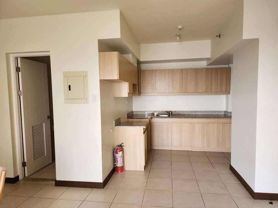 3 Bedroom Unit Brixton Place Brent Tower (Category: Apartments & Condos) located in Pasig City. Submitted by BrokerDorenFerran (Listing ID 1433613084, Image 2). Description: FOR SALE!!! Brixton Place Brent Tower Kapitolyo, Pasig Unfurnished high zone 3-Bedroom 83.5 sqm Corner unit 2 balconies Facing Morning sun and BGC city lights Amazing Laguna de Bay and Pasig River View Breezy unit (wind coming from Laguna de Bay) With 1 window type AC and ran