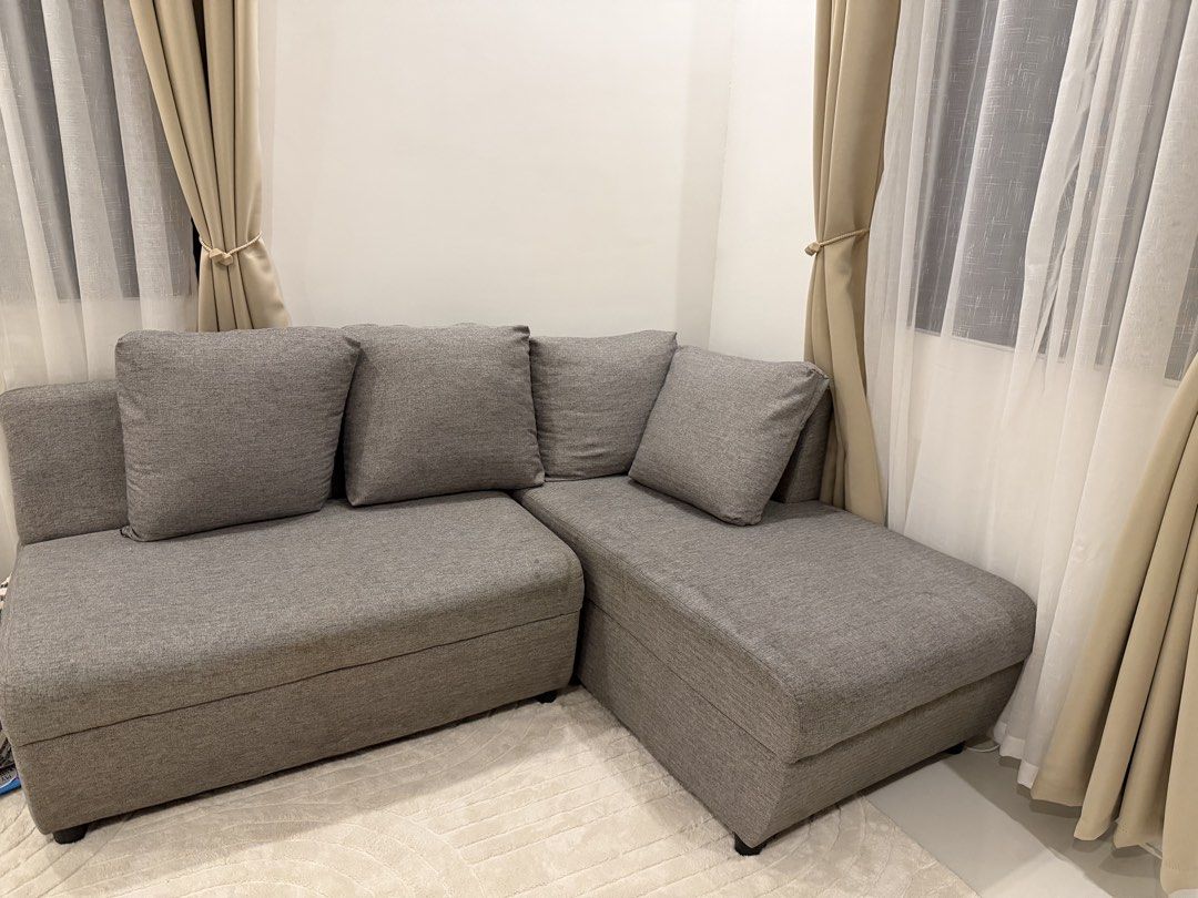 Aesthetic L-shaped Sofa (Category: Sofas) located in Manila. Submitted by missus_lad25 (Listing ID 1433783808, Image 3). Description: - Aesthetic L-shaped sofa - 4+ Seater - Gray fabric with nice micro patters - Stylish and comfortable - Perfect for family and guests - Inclusions: 4 Matching Gray Pillows.