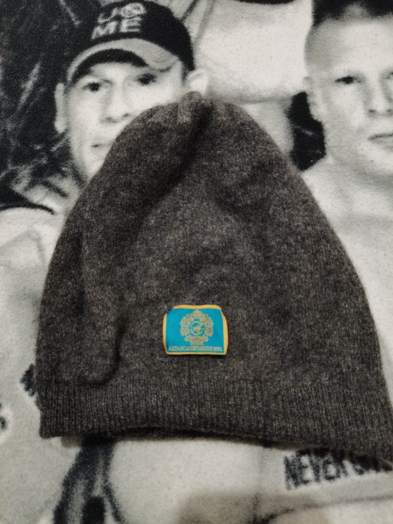 Altaicashmere 100% Cashmere Beanie (Category: Caps & Hats) located in Santa Cruz. Submitted by oddpenguin-4575 (Listing ID 1433743065, Image 2). Description: 📌.....P L E A S E R E A D..... 📌measurement (Laid Flat): Hat circ-8" /Crown width-6"/ Hat height-8.5" 📌color-9/10 📌Brand: Altaicashmere 📌issue:sign of usage and small hole but barely noticeable 📌 - 100% Cashmere Beanie - Color: Dark Gray - Features a teal patch with gold lettering and 