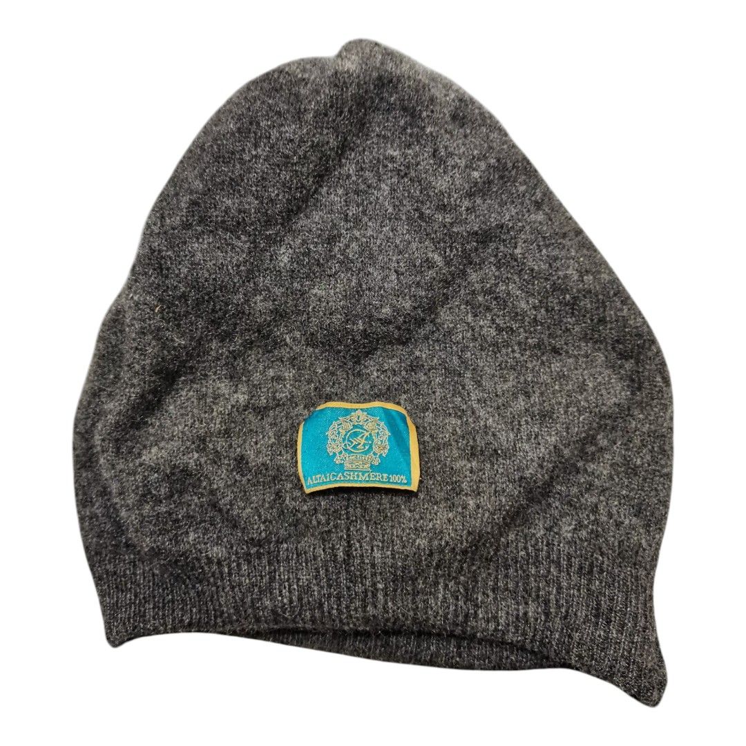Altaicashmere 100% Cashmere Beanie (Category: Caps & Hats) located in Santa Cruz. Submitted by oddpenguin-4575 (Listing ID 1433743065, Image 1). Description: 📌.....P L E A S E R E A D..... 📌measurement (Laid Flat): Hat circ-8" /Crown width-6"/ Hat height-8.5" 📌color-9/10 📌Brand: Altaicashmere 📌issue:sign of usage and small hole but barely noticeable 📌 - 100% Cashmere Beanie - Color: Dark Gray - Features a teal patch with gold lettering and 
