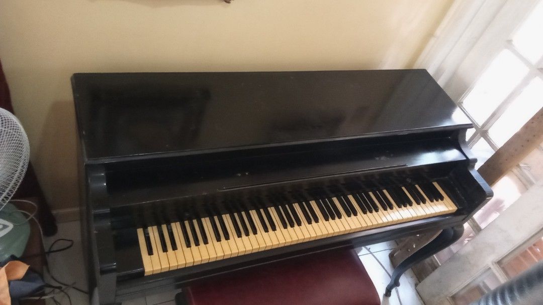 Antique Piano (Category: Musical Instruments) located in Marikina City. Submitted by butcherlllxxx (Listing ID 1433599299, Image 2). Description: 20+ year old antique piano pick up only some keys don't work.