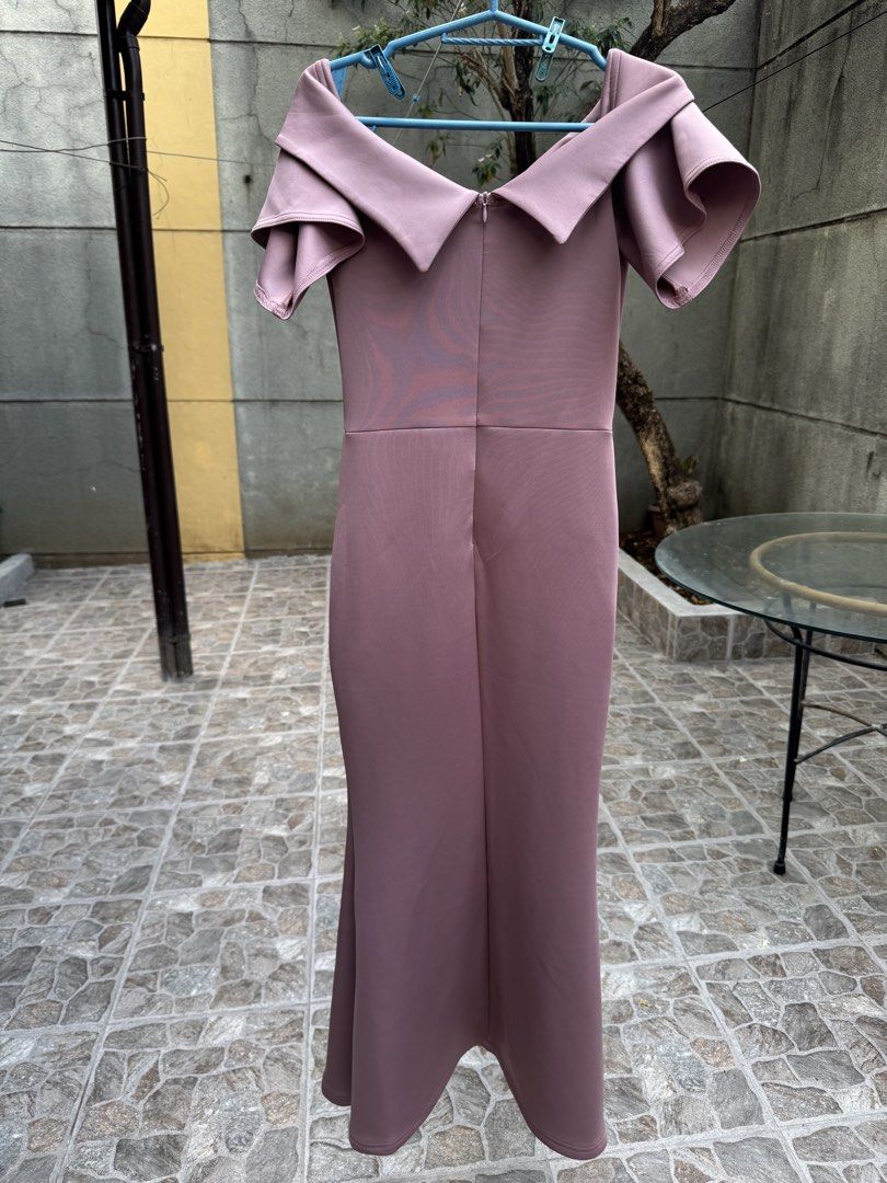 Apartment Eight Dusty Rose Off-Shoulder Dress (Category: Dresses) located in Manila. Submitted by jaw14 (Listing ID 1433677534, Image 3). Description: - Apartment Eight dusty rose dress - Off-shoulder design with short sleeves - Ruched waist detail - Thigh-high slit - Bodycon style - Zipper closure at the back - Size: Small - Height: 5ft Used twice only When worn seen on first photo Good for weddings or formal events Location: Meycauayan, valenzu