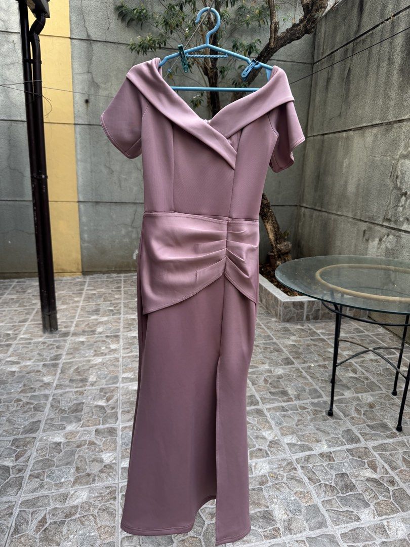 Apartment Eight Dusty Rose Off-Shoulder Dress (Category: Dresses) located in Manila. Submitted by jaw14 (Listing ID 1433677534, Image 2). Description: - Apartment Eight dusty rose dress - Off-shoulder design with short sleeves - Ruched waist detail - Thigh-high slit - Bodycon style - Zipper closure at the back - Size: Small - Height: 5ft Used twice only When worn seen on first photo Good for weddings or formal events Location: Meycauayan, valenzu