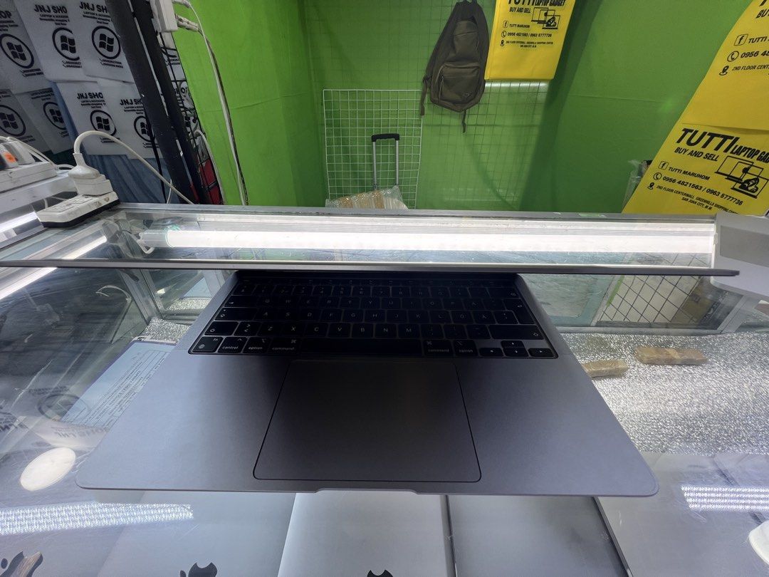 Apple MacBook Air M1 2020 (Category: Laptops & Notebooks) located in Manila. Submitted by vaniextura (Listing ID 1433634158, Image 2). Description: MacBook Air 2021 13inch Memory 8gb Storage 256gb Cycle count 130 condition normal Max capacity 99% Space gray color macOS .