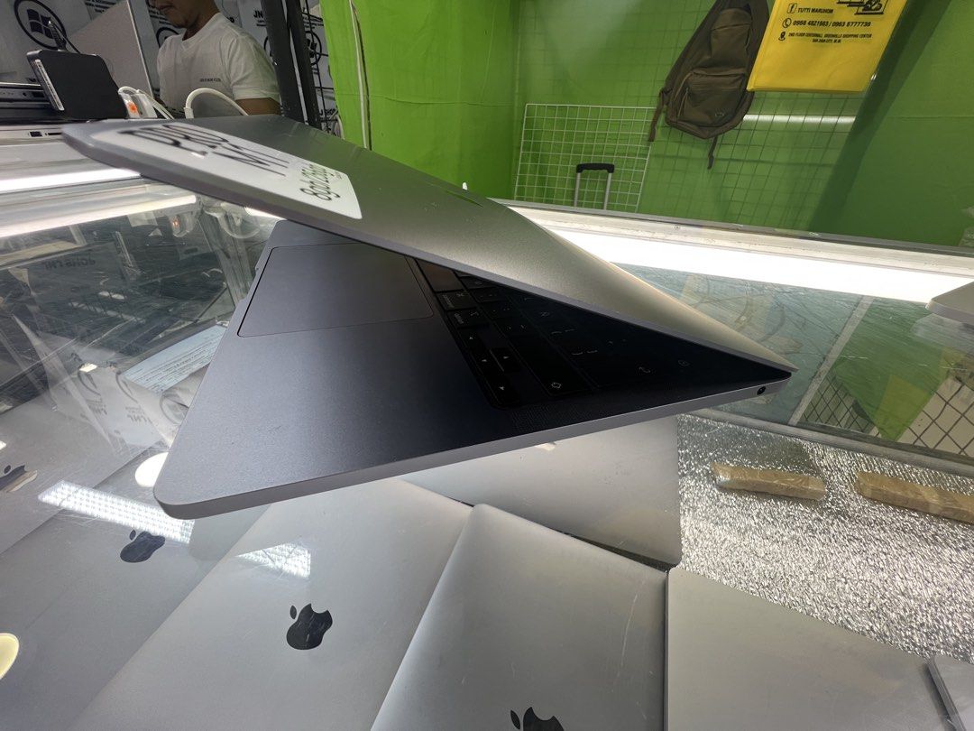 Apple MacBook Pro 13-inch M1 2020 (Category: Laptops & Notebooks) located in Manila. Submitted by vaniextura (Listing ID 1433633055, Image 3). Description: - Apple MacBook Pro 13-inch with M1 chip - space gray color - 8GB RAM - 256GB storage - Retina display - Battery cycle count: 214 (Normal condition) - macOS.