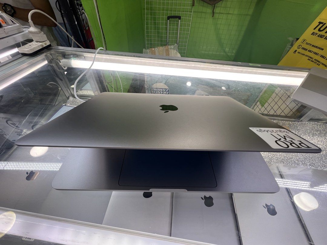 Apple MacBook Pro 13-inch M1 2020 (Category: Laptops & Notebooks) located in Manila. Submitted by vaniextura (Listing ID 1433633055, Image 2). Description: - Apple MacBook Pro 13-inch with M1 chip - space gray color - 8GB RAM - 256GB storage - Retina display - Battery cycle count: 214 (Normal condition) - macOS.