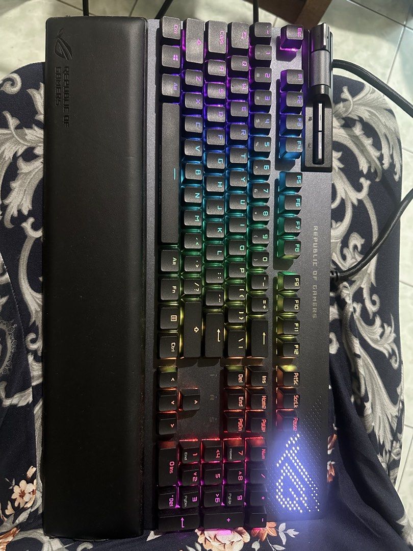 ASUS ROG Strix Flare II Animate Mechanical Keyboard (Category: Computer Keyboard) located in Manila. Submitted by steckkxiom66394 (Listing ID 1433758912, Image 2). Description: - ASUS ROG Strix Flare II Animate mechanical gaming keyboard - Customizable RGB lighting - Detachable wrist rest - Durable PBT keycaps - Aura Sync support - Convenient volume roller and media controls - Box includes features and specifications.