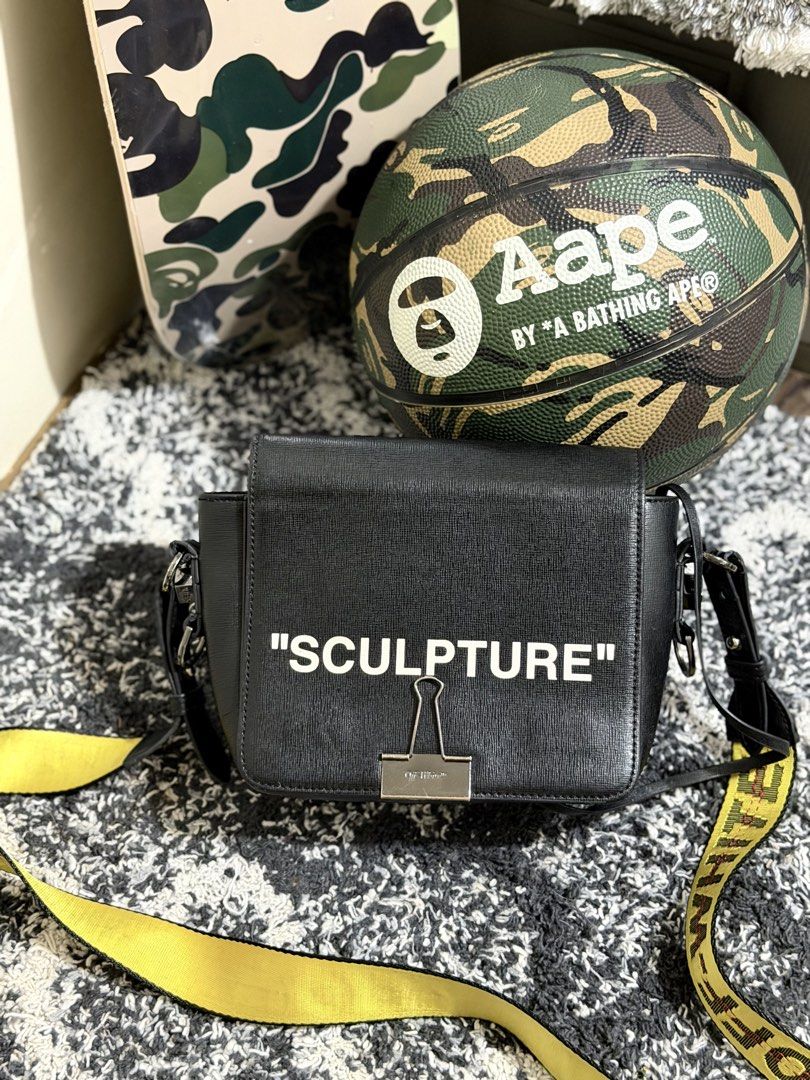 AUTHENTIC OFF-WHITE SCULPTURE BINDER CLIP BAG (Category: Luxury Bags & Wallets) located in Baguio. Submitted by snkr.essence (Listing ID 1433736668, Image 3). Description: OFF-WHITE ‘SCULPTURE’ BINDER CLIP BAG USED CONDITION ONE SIZE TWO WAY BAG ₱7,500 BAGUIO CITY LOCATED SHIPPING THRU J&T.