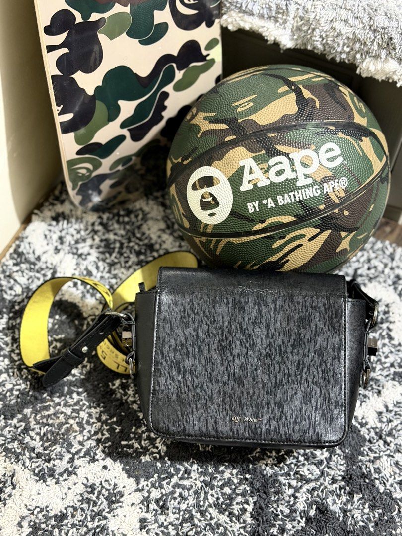 AUTHENTIC OFF-WHITE SCULPTURE BINDER CLIP BAG (Category: Luxury Bags & Wallets) located in Baguio. Submitted by snkr.essence (Listing ID 1433736668, Image 2). Description: OFF-WHITE ‘SCULPTURE’ BINDER CLIP BAG USED CONDITION ONE SIZE TWO WAY BAG ₱7,500 BAGUIO CITY LOCATED SHIPPING THRU J&T.