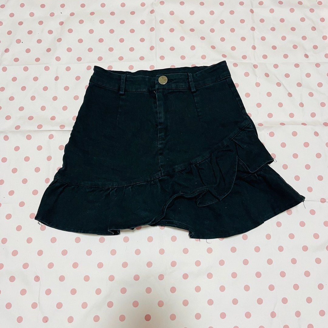 Black Ruffled Skort (Category: Skirts) located in Quezon City. Submitted by rie.declutter (Listing ID 1433641193, Image 2). Description: size: waist - 24-26 in length - 13 in 💳 mop: gcash / bank transfer 📦 mod: j&t / grab / lalamove 📍loc: north caloocan .