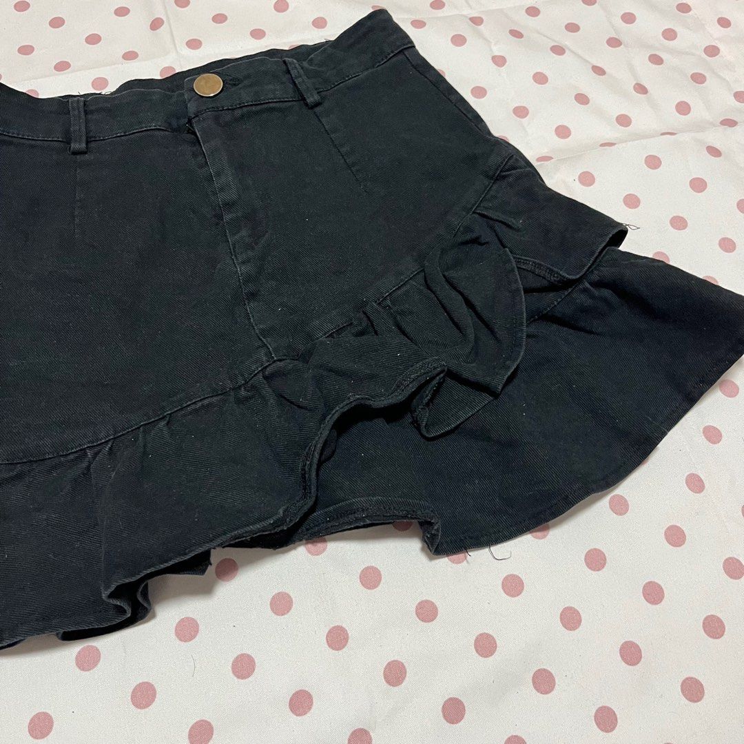 Black Ruffled Skort (Category: Skirts) located in Quezon City. Submitted by rie.declutter (Listing ID 1433641193, Image 1). Description: size: waist - 24-26 in length - 13 in 💳 mop: gcash / bank transfer 📦 mod: j&t / grab / lalamove 📍loc: north caloocan .