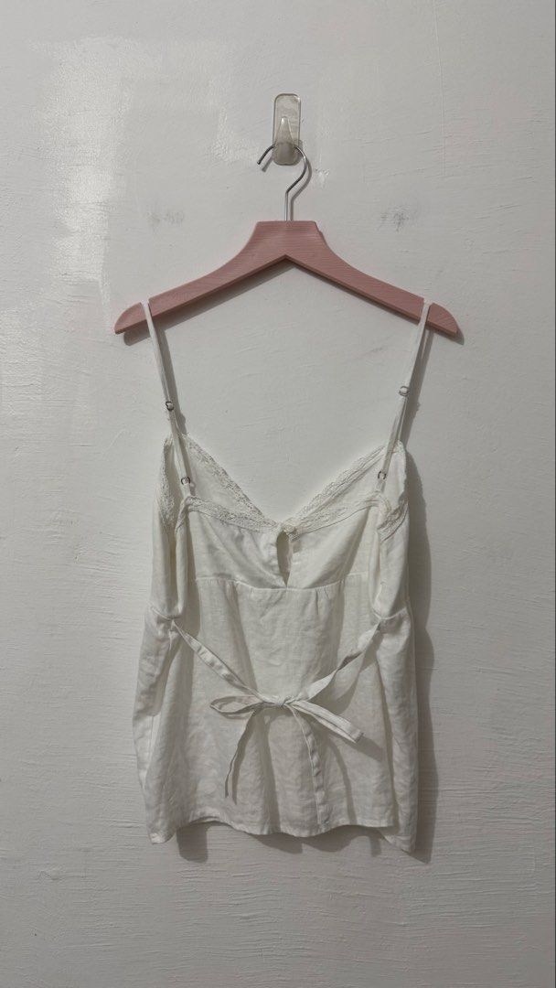 Brandy Melville linen top (Category: Sleeveless) located in Cordova. Submitted by thedecluterrer (Listing ID 1433677522, Image 3). Description: .
