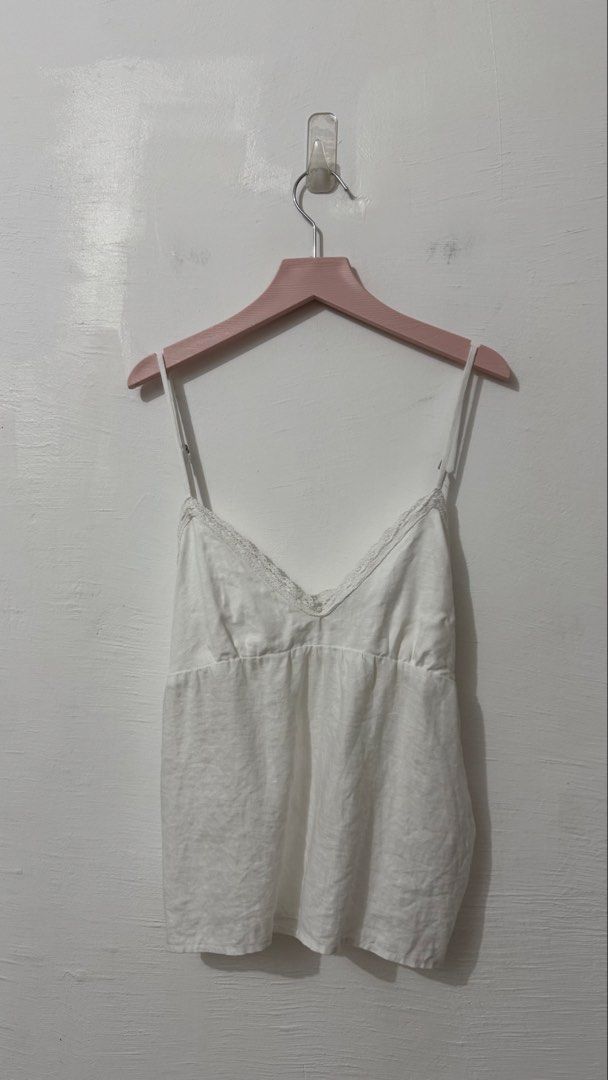Brandy Melville linen top (Category: Sleeveless) located in Cordova. Submitted by thedecluterrer (Listing ID 1433677522, Image 2). Description: .