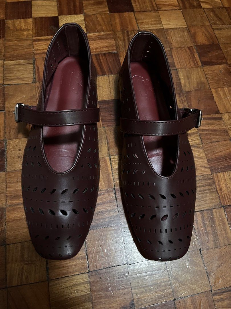 Burgundy Mary Jane Flats Size 39 (Category: Flats & Sandals) located in Pasig City. Submitted by declutter.n.sell (Listing ID 1433593302, Image 2). Description: - Burgundy Mary Jane flats - Size 39 - Laser-cut design - Buckle closure - Square toe - Cushioned insole - Good sole condition - Adds sophistication to any outfit Used i think twice only (indoor setting) Loc is Ortigas Pasig.