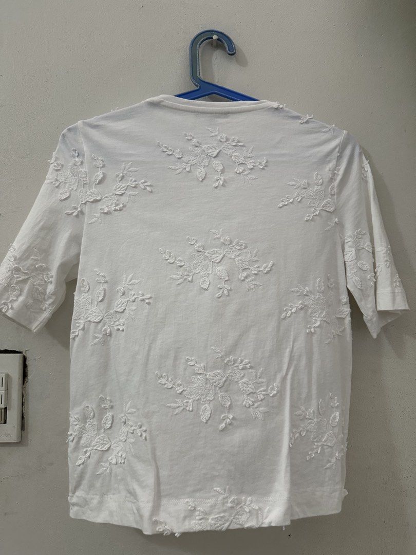 Caroll Top (Category: Blouses) located in Angono. Submitted by beamthings (Listing ID 1433637234, Image 2). Description: Caroll top (bought from France !) - size US 2 / XS but fits S - no issues !!! RFS: moving abroad permanently, everything must go !.