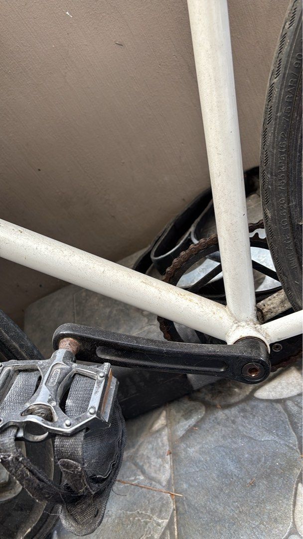 CELT Fixed Gear Bike (Category: Bicycles) located in Manila. Submitted by namartiriv06966 (Listing ID 1433676879, Image 2). Description: - White CELT fixed gear bike - Black handlebars with tape - Black seat - Black wheels - Includes pedals with straps - Features a chain and rear cog - White frame with green detailing - Single-speed.