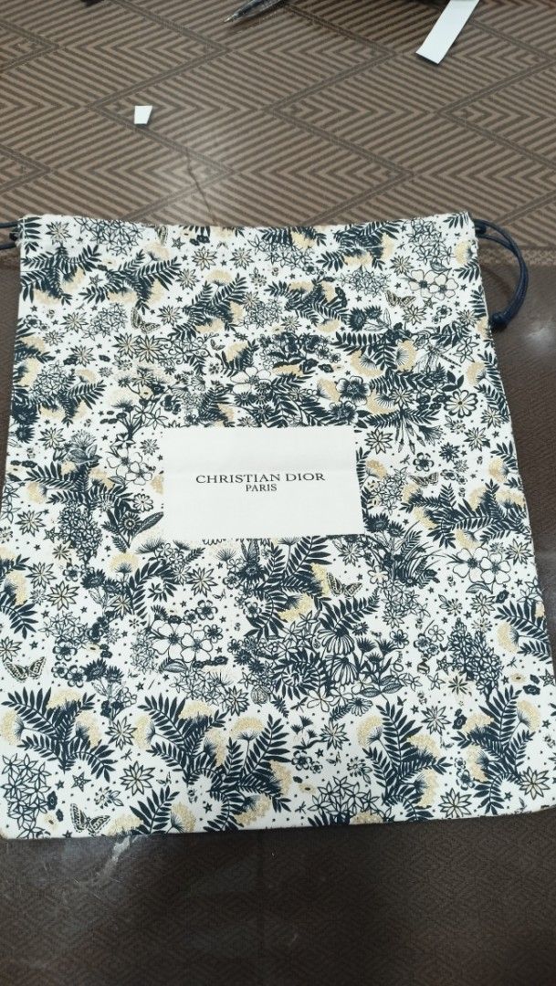 Christian Dior Dust Bag 9"×11" (Category: Luxury Bags & Wallets) located in Santa Maria. Submitted by quinalva02 (Listing ID 1433602130, Image 1). Description: - Authentic Christian Dior dust bag - 9"×11" - Features a floral pattern - Drawstring closure - Includes a Christian Dior Paris label - Made in China - Material: Cotton.