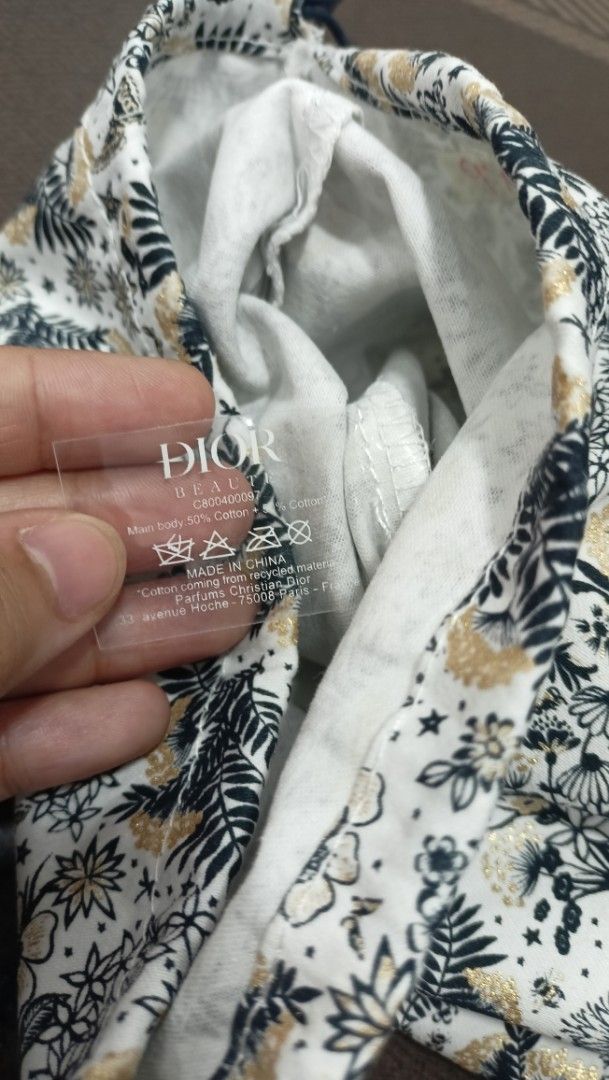 Christian Dior Dust Bag 9"×11" (Category: Luxury Bags & Wallets) located in Santa Maria. Submitted by quinalva02 (Listing ID 1433602130, Image 3). Description: - Authentic Christian Dior dust bag - 9"×11" - Features a floral pattern - Drawstring closure - Includes a Christian Dior Paris label - Made in China - Material: Cotton.