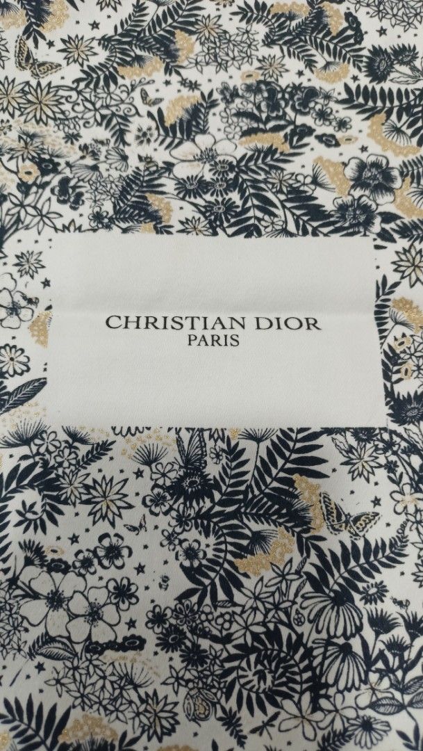 Christian Dior Dust Bag 9"×11" (Category: Luxury Bags & Wallets) located in Santa Maria. Submitted by quinalva02 (Listing ID 1433602130, Image 2). Description: - Authentic Christian Dior dust bag - 9"×11" - Features a floral pattern - Drawstring closure - Includes a Christian Dior Paris label - Made in China - Material: Cotton.