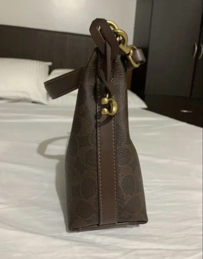 Coach Juliet Shoulder Bag 25 (Category: Luxury Bags & Wallets) located in Bacolod City. Submitted by cmb23 (Listing ID 1433614981, Image 2). Description: Like new Missing long sling. Hindi ko mahanap pero yung chain and short sling meron. Hindi ko nagamit. No flaws or issue RFS: Hindi ko bet ang color niya From US original.