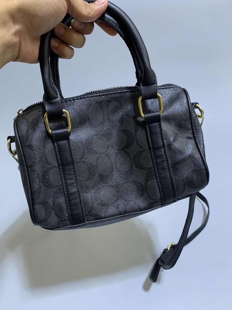 COACH MINI ROWAN CROSSBODY BAG (Category: Luxury Bags & Wallets) located in Bula. Submitted by b3nedictpuk_ (Listing ID 1433618680, Image 3). Description: Coach Mini Rowan Crossbody Bag Prestine Condition No flaws 🏷️.