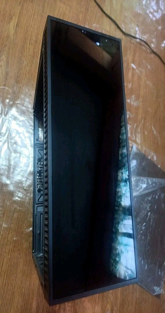 Computer case (Category: Cases & Covers) located in Manila. Submitted by qhoriz22464772 (Listing ID 1433617441, Image 2). Description: Good as new naka plastic pa ang salamin glass front and side.