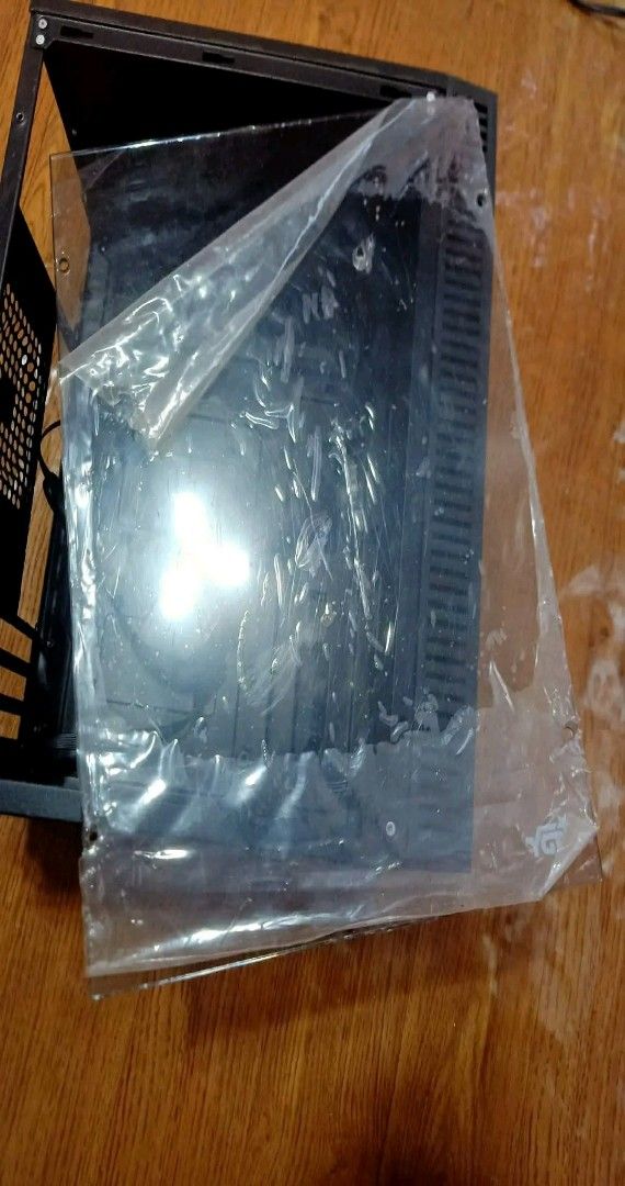 Computer case (Category: Cases & Covers) located in Manila. Submitted by qhoriz22464772 (Listing ID 1433617441, Image 3). Description: Good as new naka plastic pa ang salamin glass front and side.