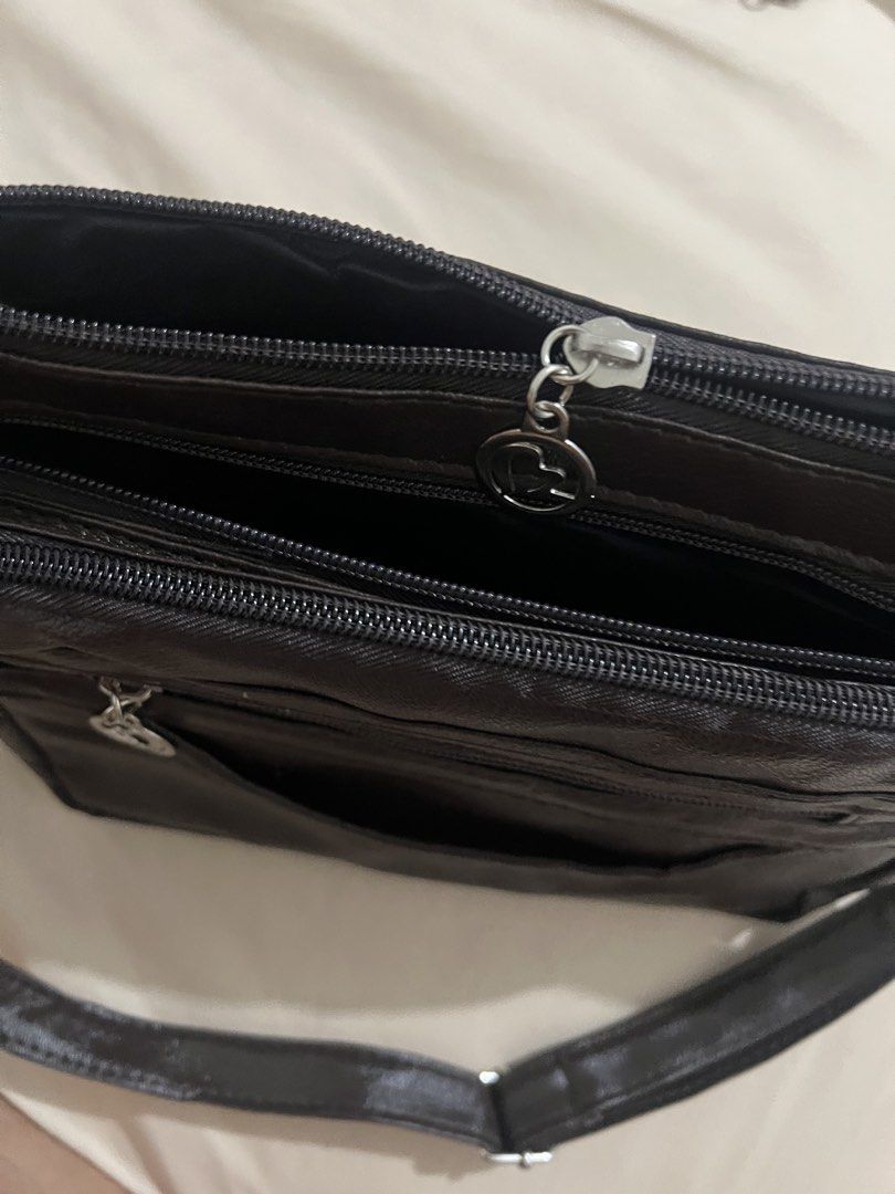 Defective bag (Category: Shoulder Bags) located in Manila. Submitted by prebyry (Listing ID 1433750335, Image 2). Description: Defective item 4 zipper compartments ❌Main zipper not zipping ❌One missing zipper Pick up available Shipping: Lalamove or J&T Location: Novaliches, Quezon City.