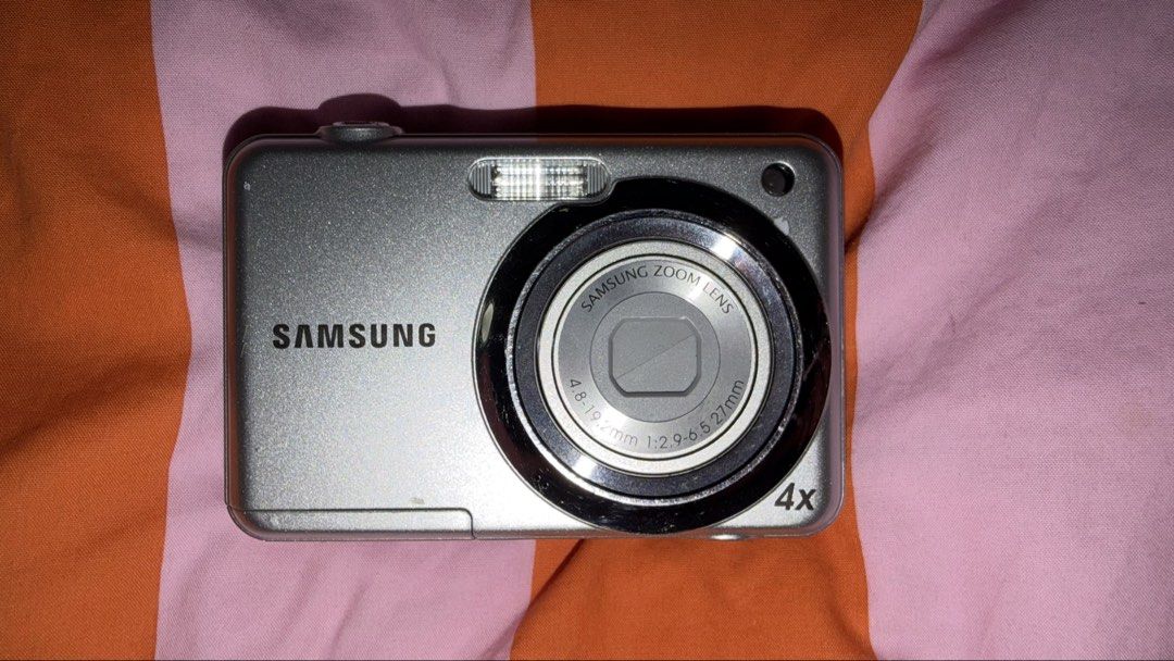 Digital Camera (Category: Cameras) located in Singapore. Submitted by az4leaaa (Listing ID 1433730652, Image 1). Description: - Used Samsung digital camera (bought at Bangkok last year June 2025 @ $160) - Requires 2 AA batteries (not included) - Sample pics ^ (able to nego, no lowballers pls).