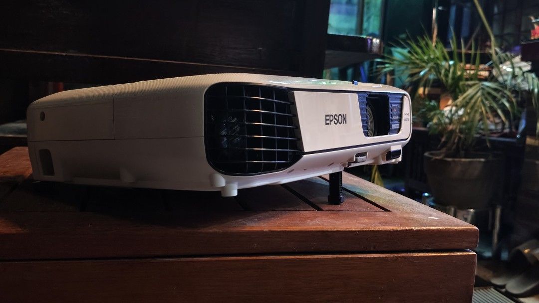 Epson eb-u32 (Category: Projectors) located in Manila. Submitted by lalalatcartel (Listing ID 1433719181, Image 2). Description: Used projector epson eb-u32 unit only / no accesories pickup: 1143 eastwind street taguig see picture sample.