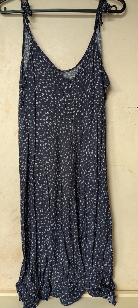 Floral Print Spaghetti Strap Dress (Category: Dresses) located in Paranaque City. Submitted by mdeclutters. (Listing ID 1433704314, Image 1). Description: - Adjustable spaghetti straps - Seamless zipper at the back.