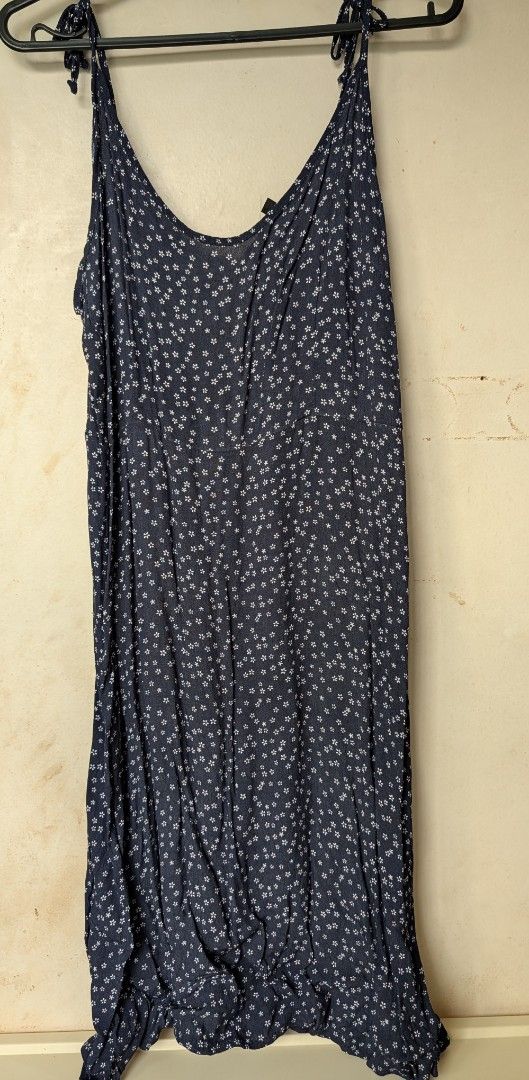 Floral Print Spaghetti Strap Dress (Category: Dresses) located in Paranaque City. Submitted by mdeclutters. (Listing ID 1433704314, Image 2). Description: - Adjustable spaghetti straps - Seamless zipper at the back.