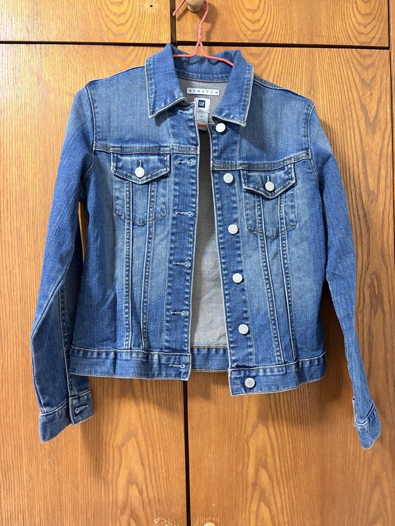 Gap jacket (Category: Coats, Jackets and Outerwear) located in Singapore. Submitted by iloveslippers (Listing ID 1433727264, Image 1). Description: A vintage jeans jacket by Gap. .