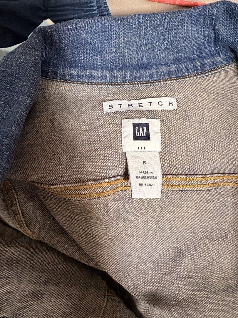 Gap jacket (Category: Coats, Jackets and Outerwear) located in Singapore. Submitted by iloveslippers (Listing ID 1433727264, Image 2). Description: A vintage jeans jacket by Gap. .