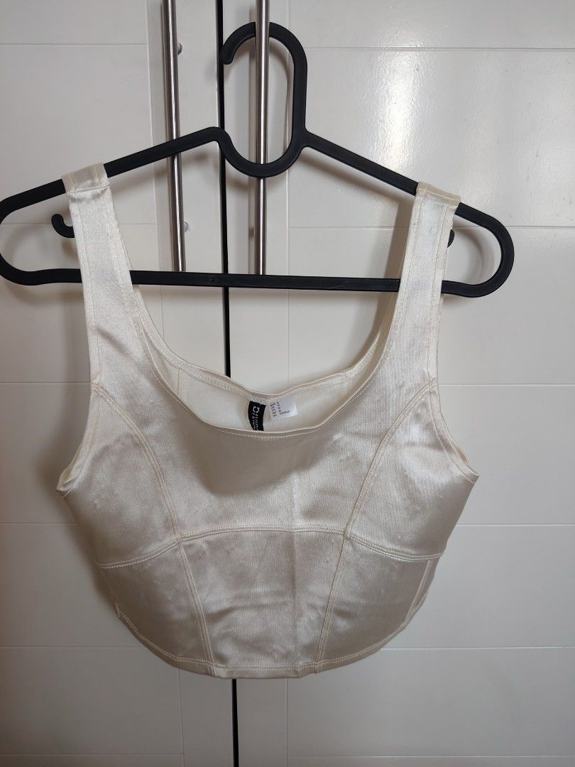 H & M cropped top bundle of 2 (Category: Others Tops) located in Mandaluyong City. Submitted by pinkcel (Listing ID 1433675631, Image 3). Description: H&M cropped top Size M Sf shouldered by the buyer.