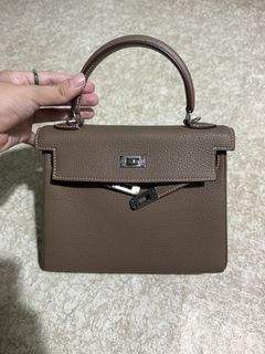 (Category: ) located in . Submitted by chrs.bags (Listing ID 1433725478, Image 1). Description: .