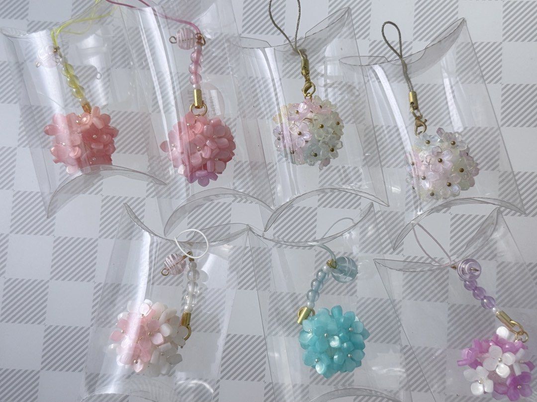 Hydrangea Charm (Category: Handmade Craft) located in Singapore. Submitted by bloodri (Listing ID 1433722281, Image 1). Description: Hydrangea charm 2x2cm Orangex2 Blue Colorfulx2 Pink .